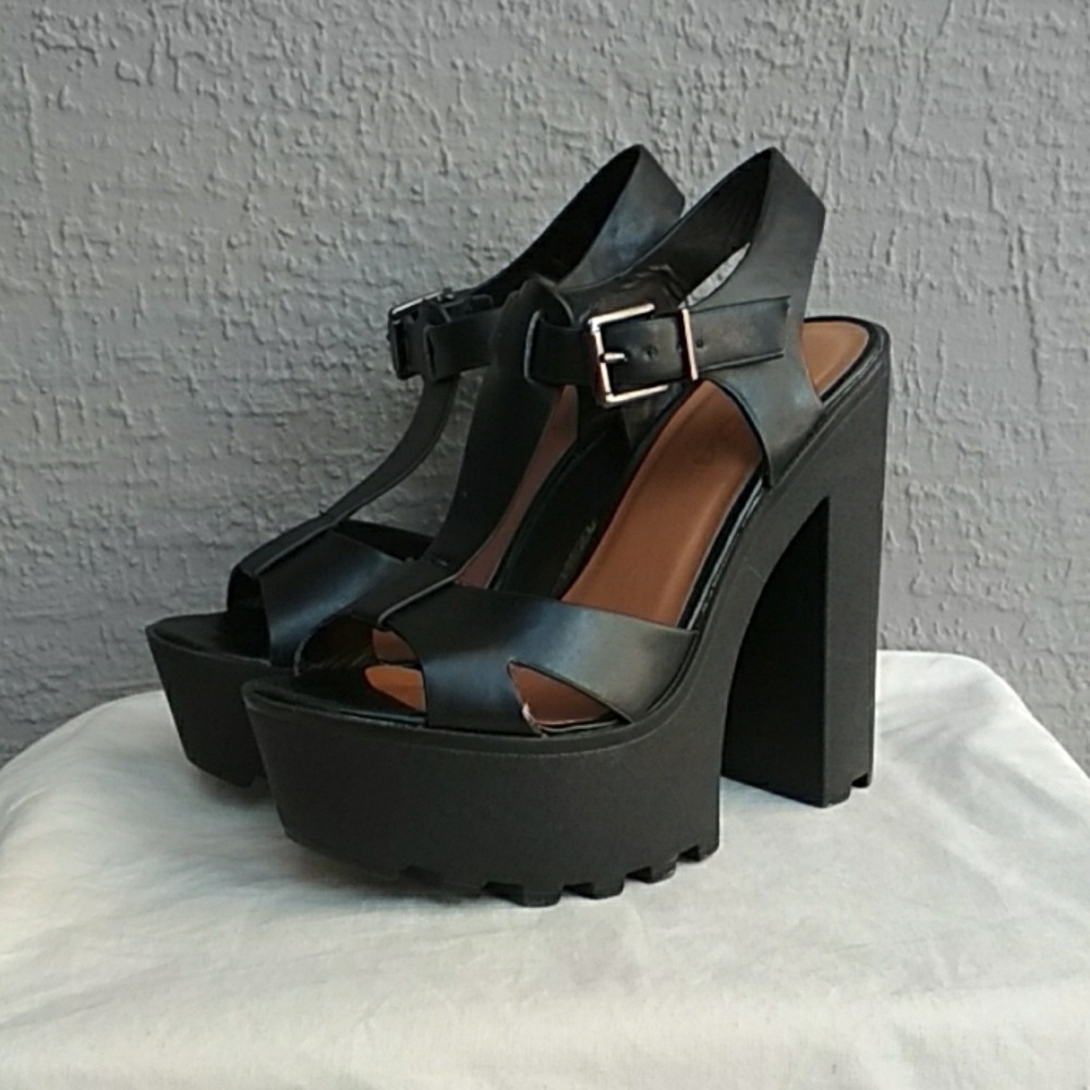 5.5in Black Chunky Platform Sandals